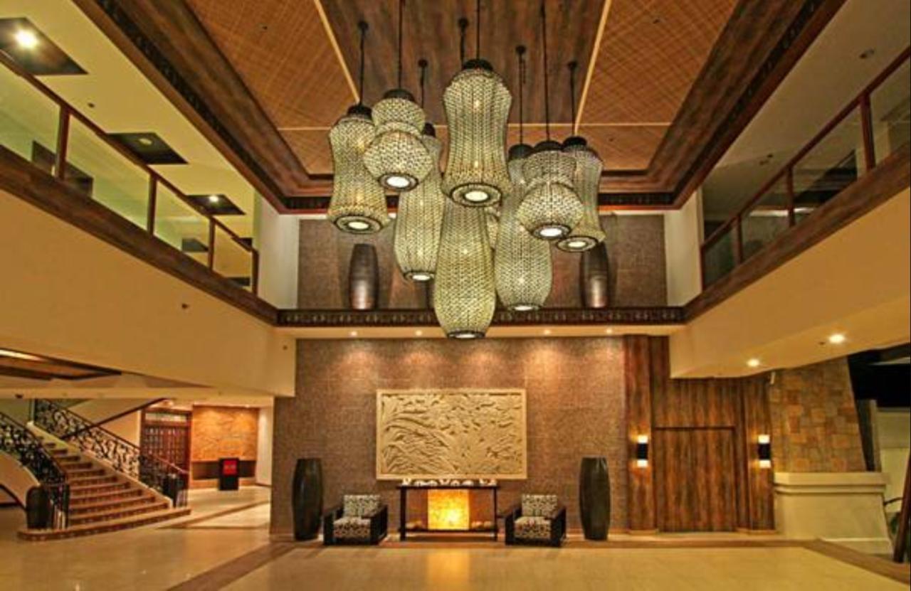 The Bellevue Resort Панглао Екстериор снимка The lobby of the hotel