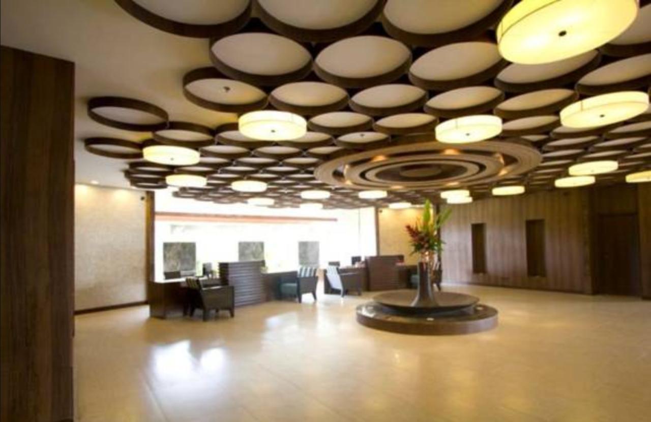 The Bellevue Resort Панглао Екстериор снимка The lobby of the hotel