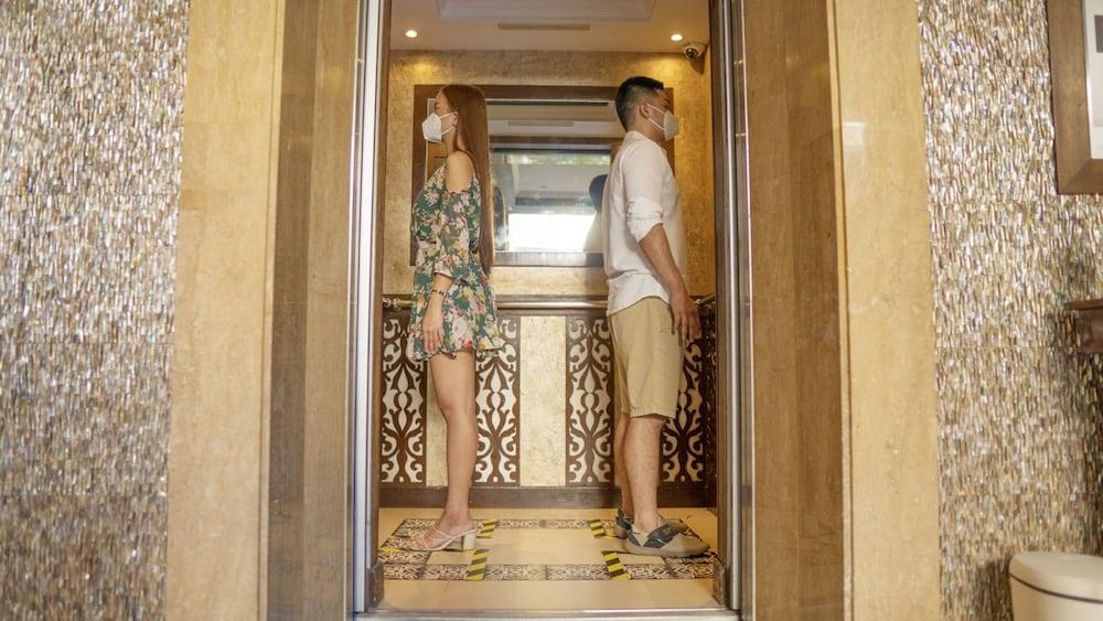 The Bellevue Resort Панглао Екстериор снимка Social distancing in an elevator