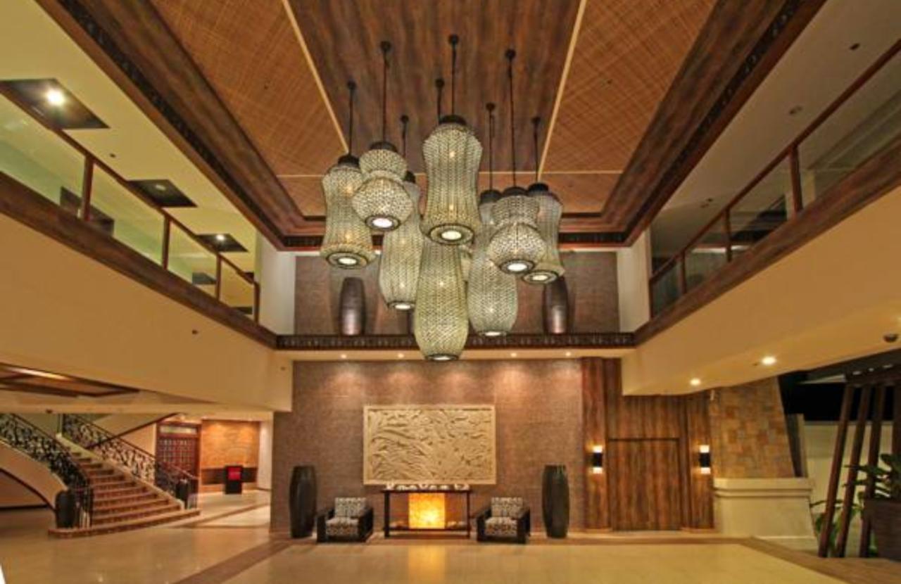 The Bellevue Resort Панглао Екстериор снимка The lobby of the hotel