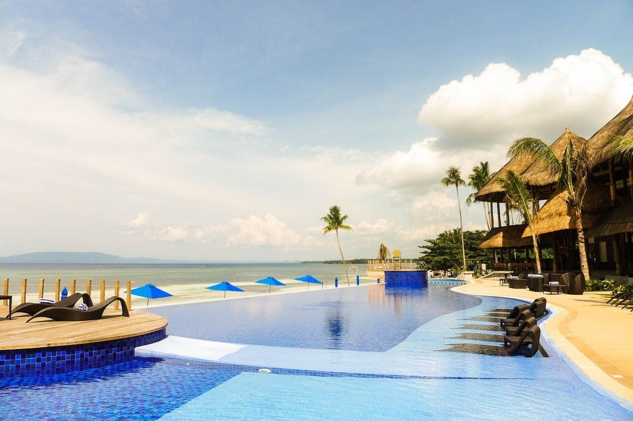 The Bellevue Resort Панглао Екстериор снимка Infinity pool at the beach